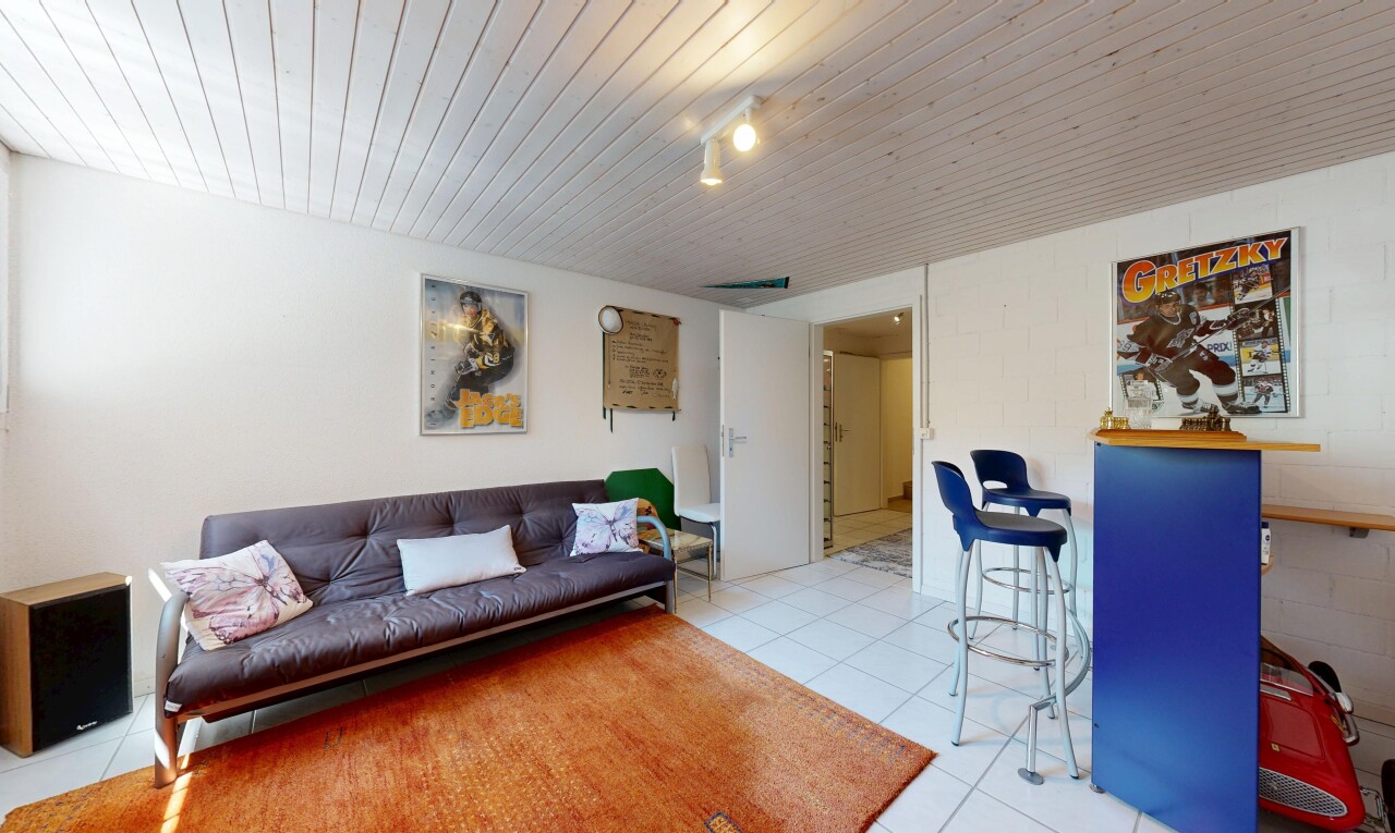 wohn- / esszimmer mit inside property, gipskartonwand, drywall, fliesenboden, und tile floor