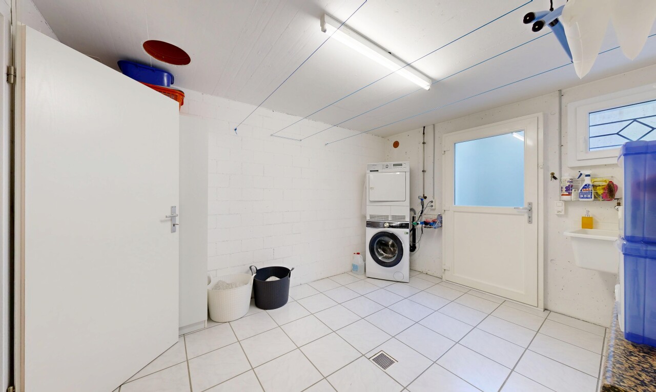 wäschekammer mit waschturm, light floor, inside property, fliesenboden, und tile floor