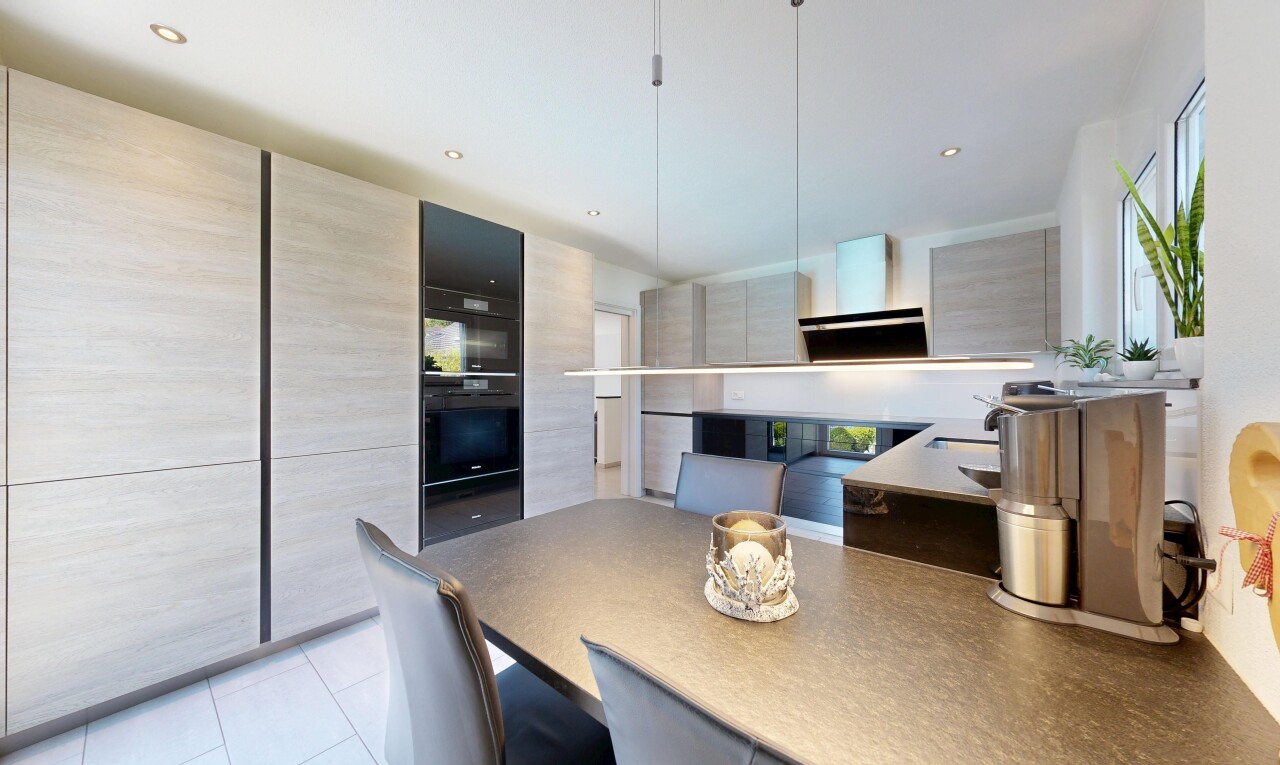küche mit light floor, inside property, schränke mit flachen paneelen, flat panel cabinets, und einbauleuchten