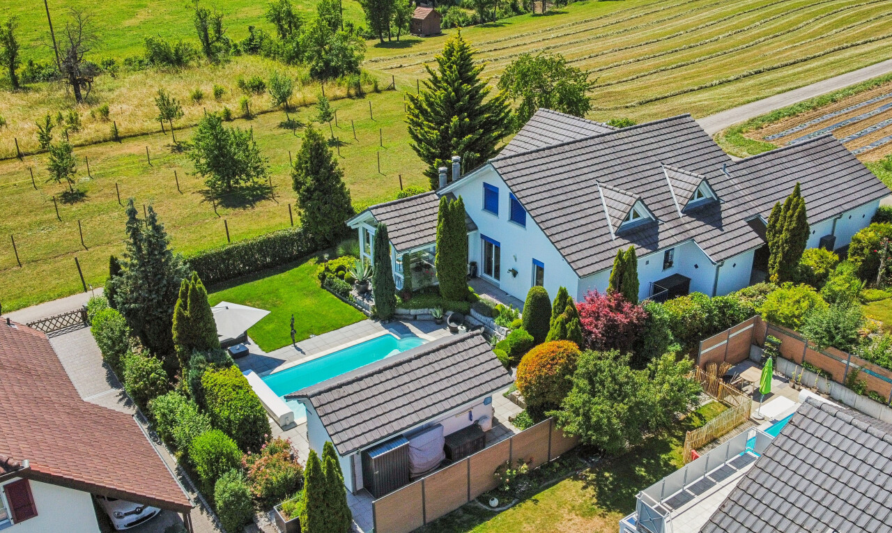 außenansicht mit zaun, schwimmbad, property visible, rasen, und terrasse