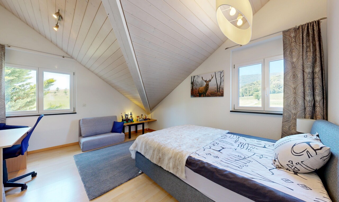 zimmer / schlafzimmer mit inside property, day time, dachschräge, vaulted ceiling, und holzfußboden