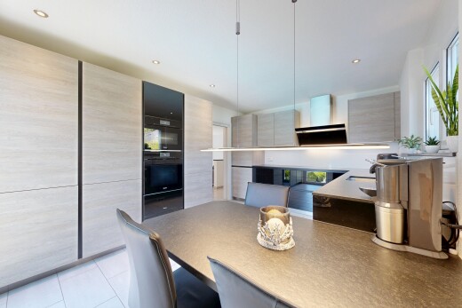 küche mit light floor, inside property, schränke mit flachen paneelen, flat panel cabinets, und einbauleuchten