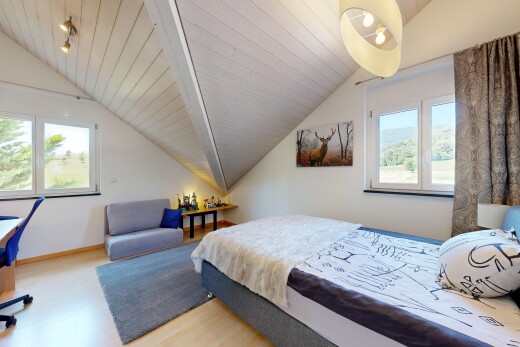 zimmer / schlafzimmer mit inside property, day time, dachschräge, vaulted ceiling, und holzfußboden