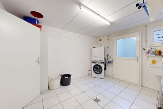 wäschekammer mit waschturm, light floor, inside property, fliesenboden, und tile floor