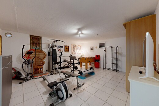 fitnessstudio mit light floor, inside property, gipskartonwand, drywall, und fernseher