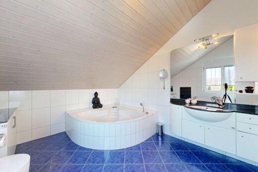 bad mit dark floor, fliesenwand, tile wall, schminktisch, und komplettes badezimmer