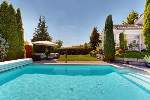 schwimmbad mit from property, wohnraum im freien, schwimmbad, day time, und zaun