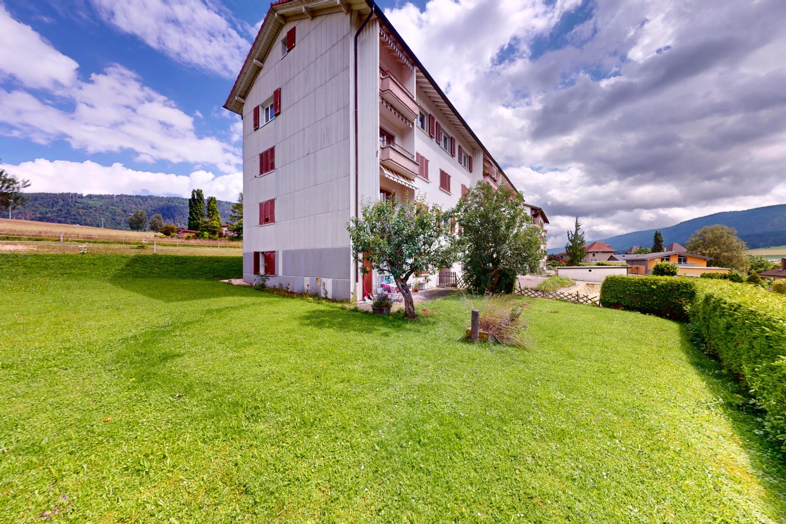 extérieur du bâtiment avec vue sur la montagne