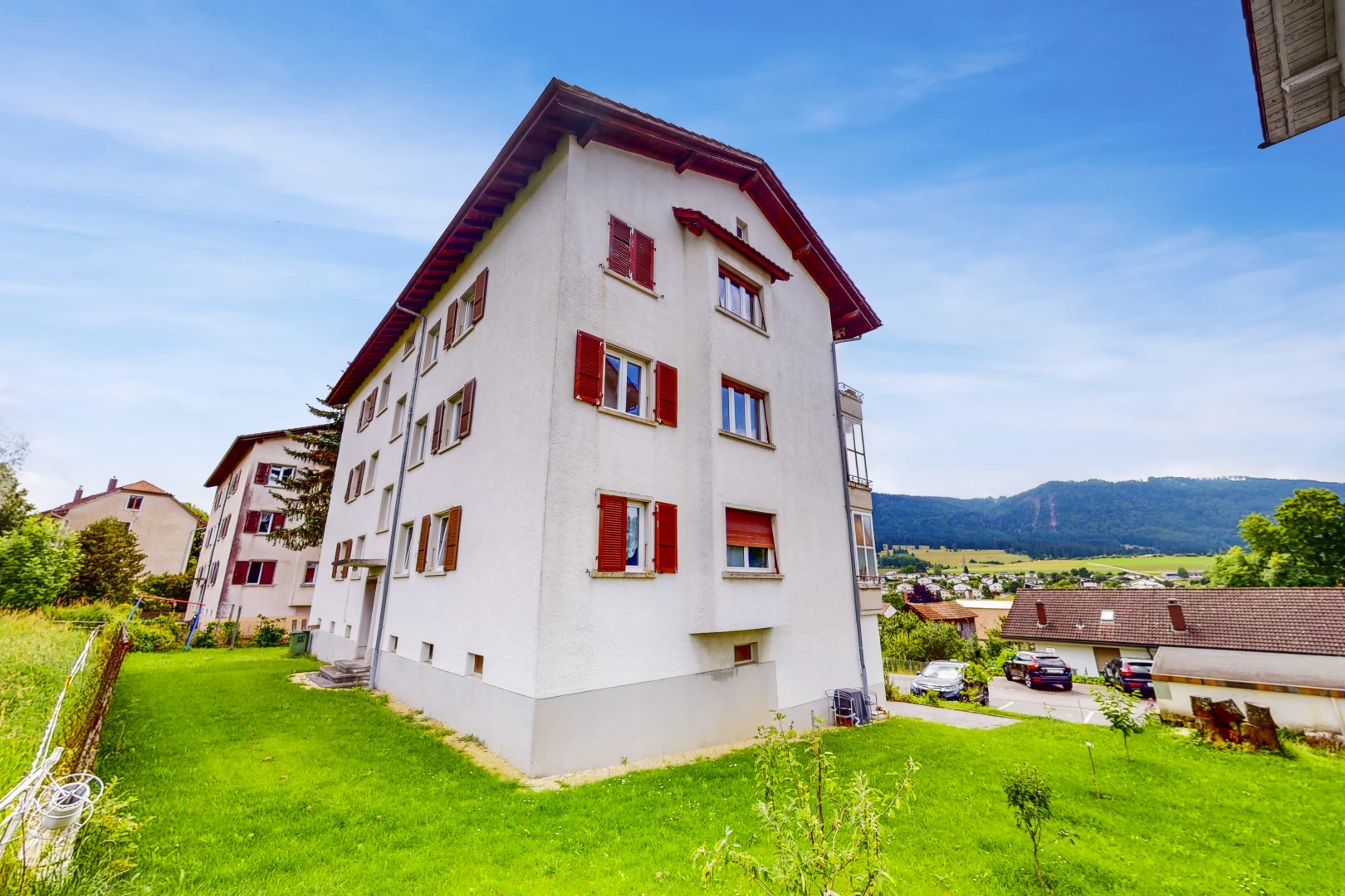 extérieur du bâtiment avec vue sur la montagne