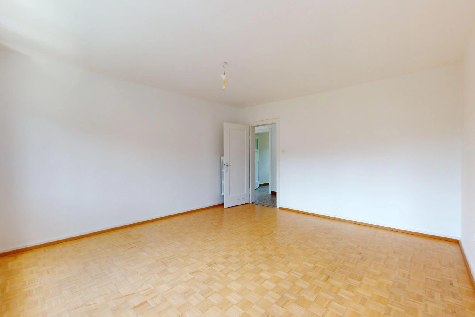 pièce vide avec parquet