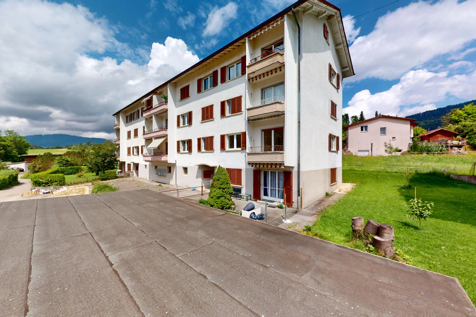 extérieur du bâtiment avec vue sur la montagne