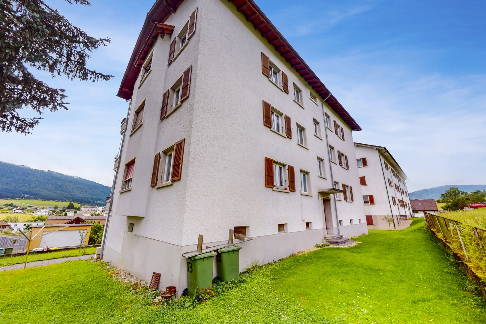 extérieur du bâtiment avec vue sur la montagne