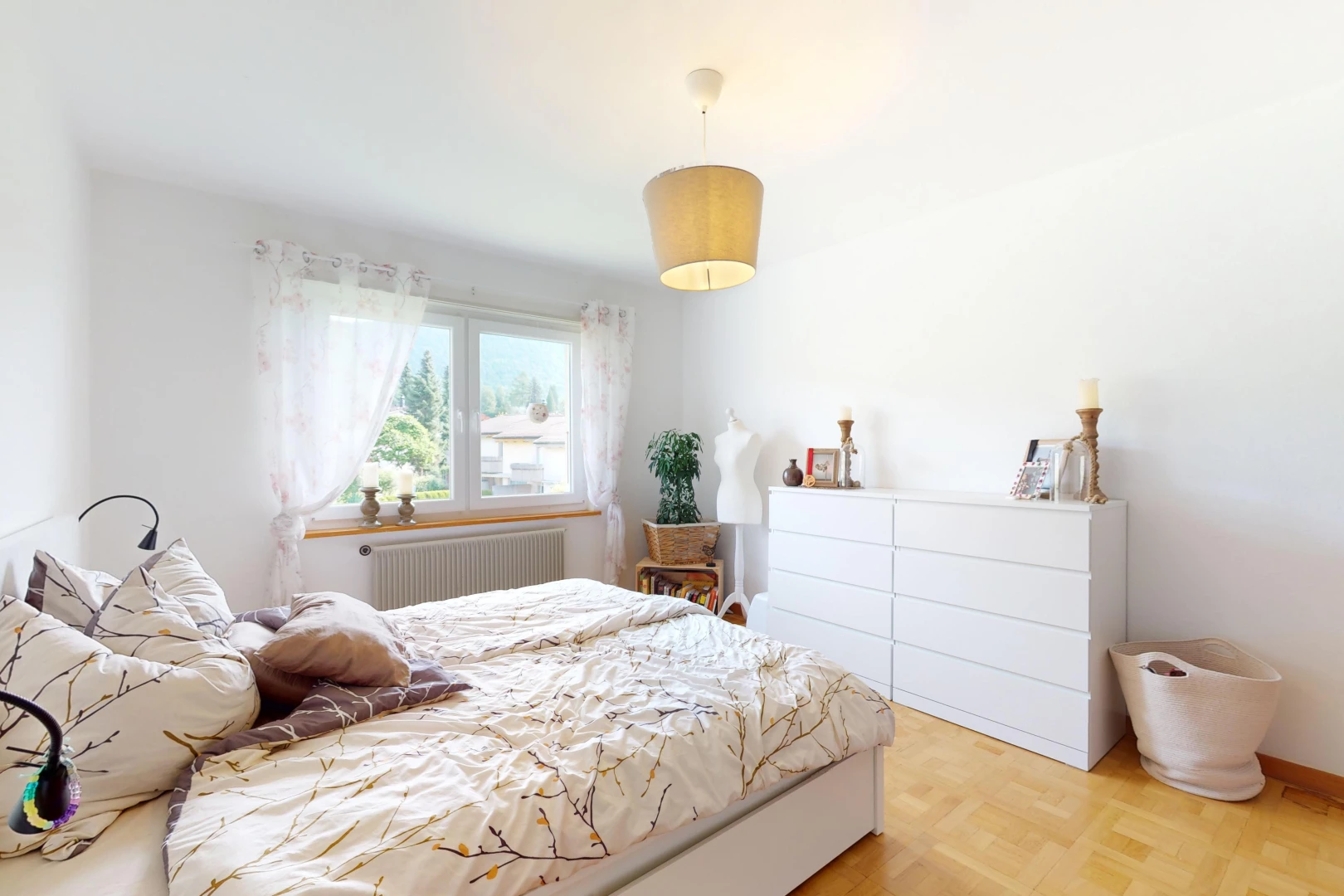chambre avec parquet, radiateur, et lumière naturelle