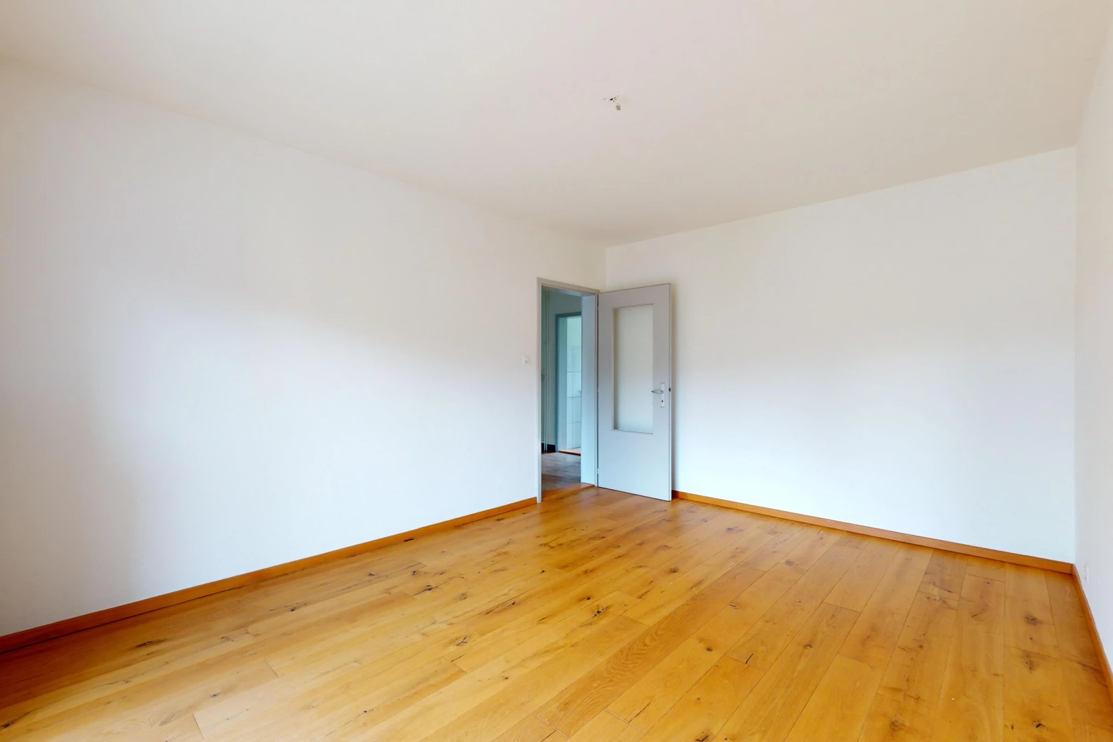 pièce vide avec plancher de bois