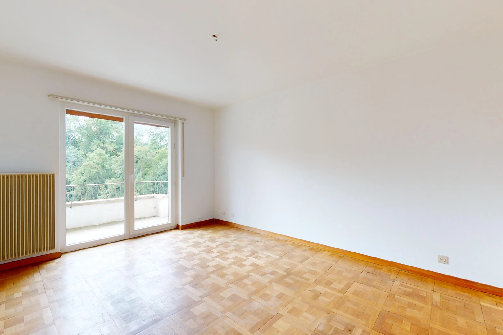 pièce vide avec parquet et lumière naturelle