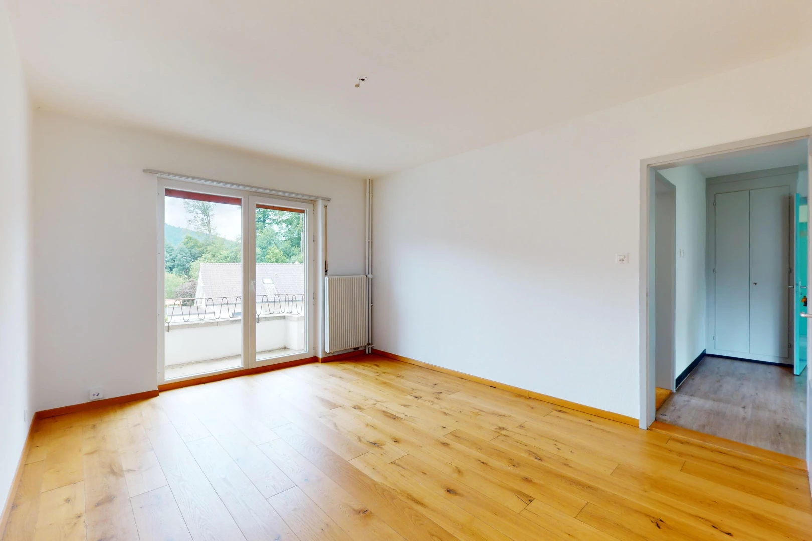 pièce vide avec plancher de bois et lumière naturelle