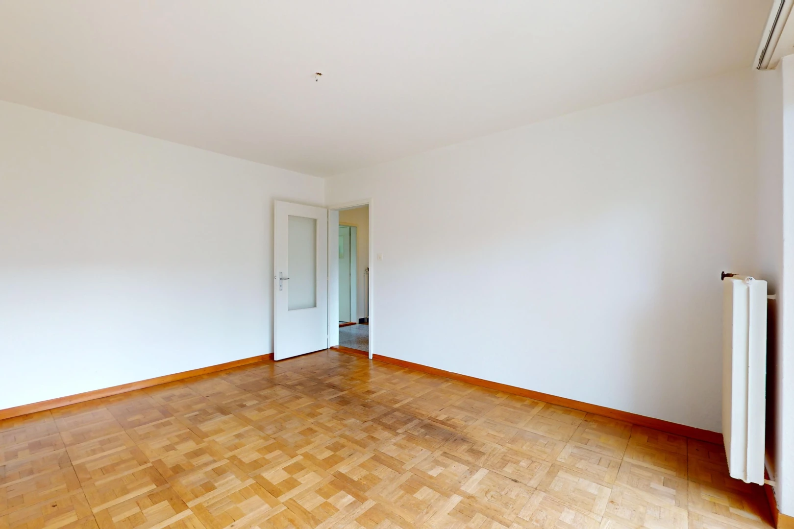 pièce vide avec radiateur et parquet