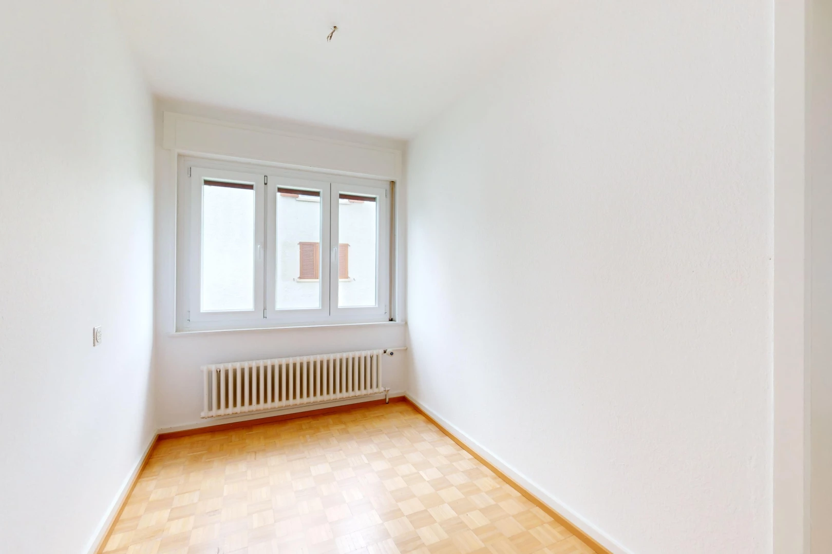 pièce vide avec lumière naturelle et radiateur