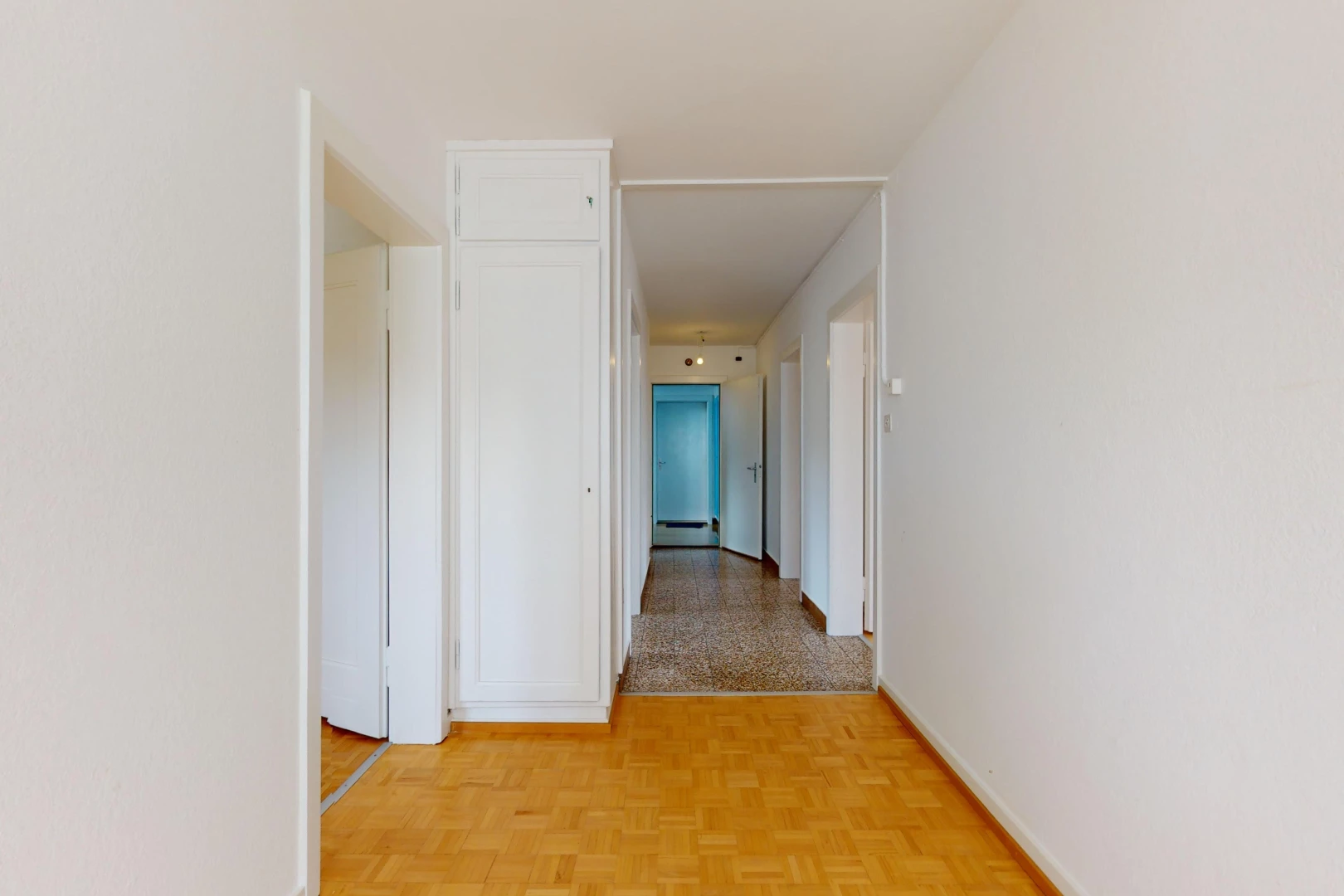 couloir avec parquet et radiateur de plinthe