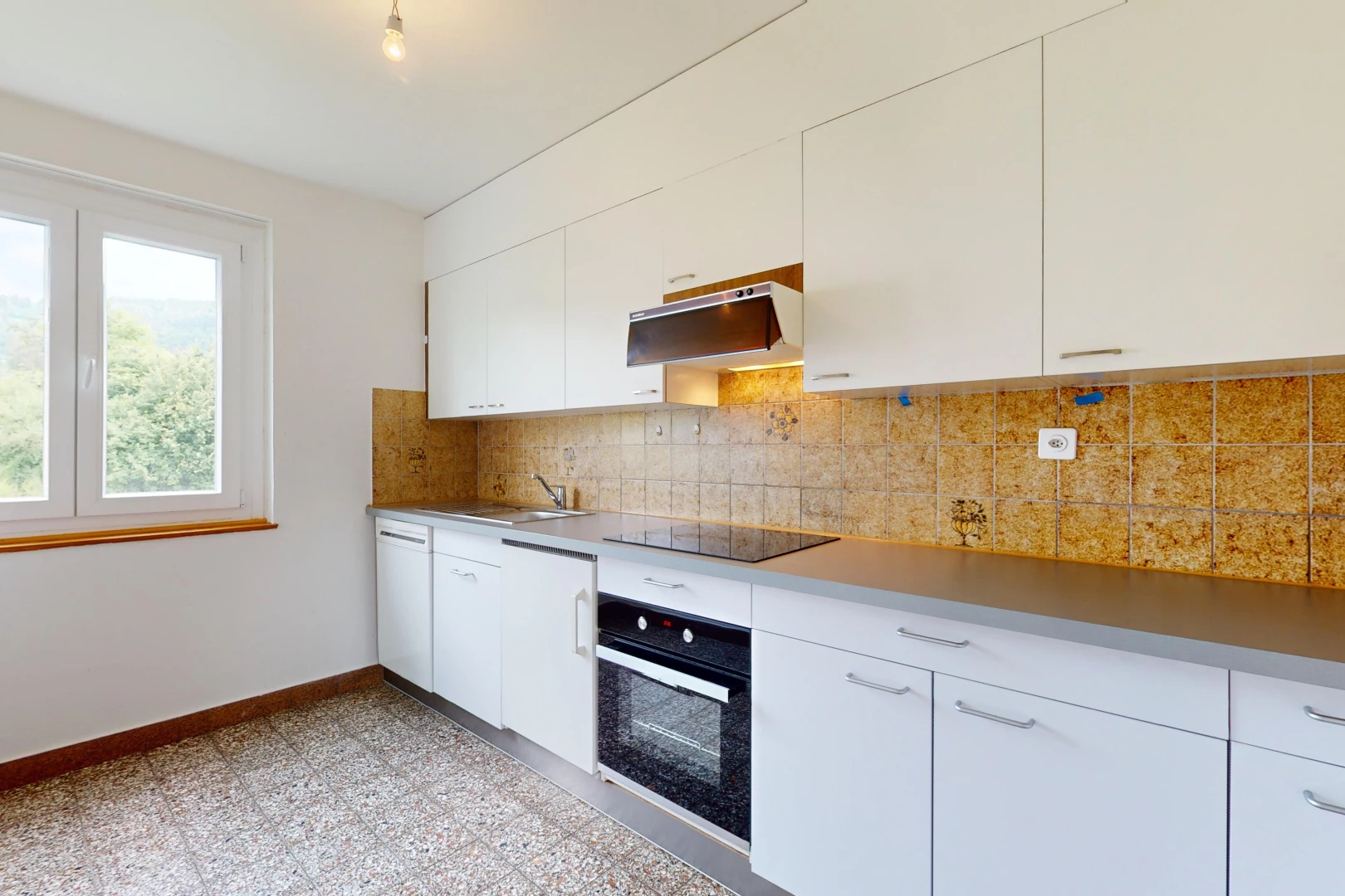 cuisine avec lumière naturelle, hotte, four, cuisinière, et meubles blancs