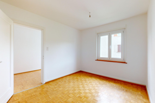 pièce vide avec parquet et lumière naturelle