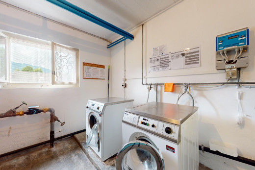 buanderie avec machine à laver / sèche-linge séparés, buanderie, et lumière naturelle