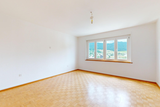 pièce vide avec parquet et lumière naturelle