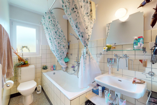salle de bains avec mur carrelé et lumière naturelle