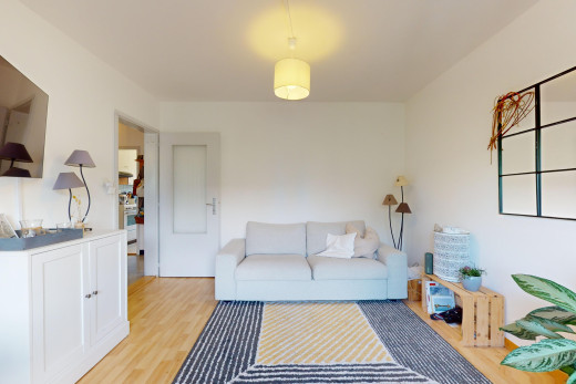 salon avec plancher de bois