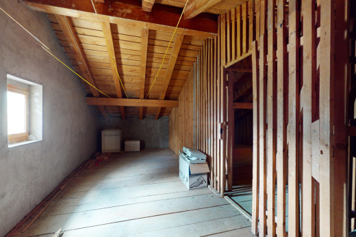 espace intérieur avec plafond voûté et lumière naturelle