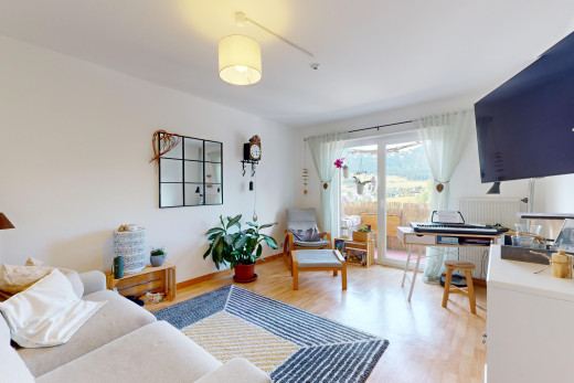 wohnzimmer mit parkettboden, natürliches licht, und fernseher