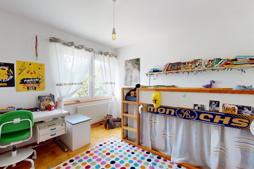 chambre avec radiateur et lumière naturelle
