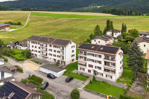espace extérieur avec pelouse et panneaux solaires