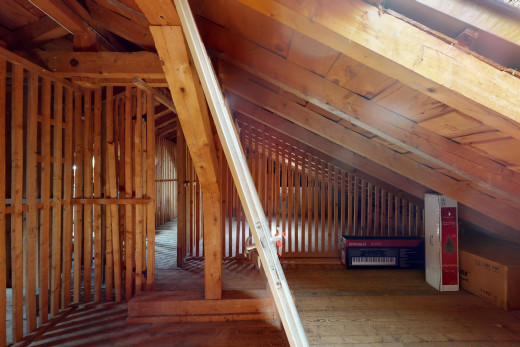 escaliers avec plancher de bois et plafond voûté
