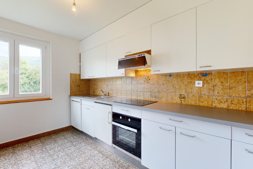 cuisine avec lumière naturelle, hotte, four, cuisinière, et meubles blancs