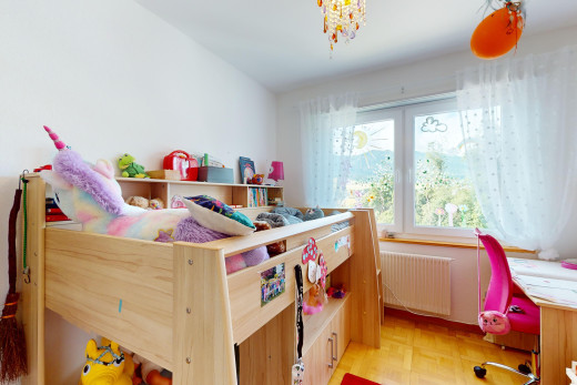chambre avec radiateur et lumière naturelle