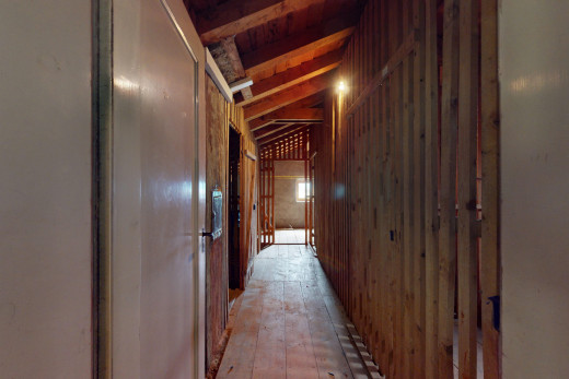 couloir avec plancher de bois et plafond voûté