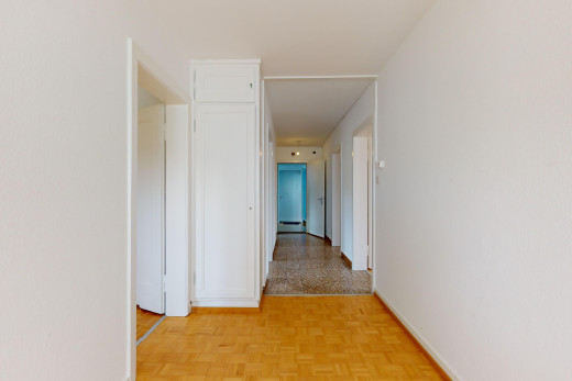 couloir avec parquet et radiateur de plinthe