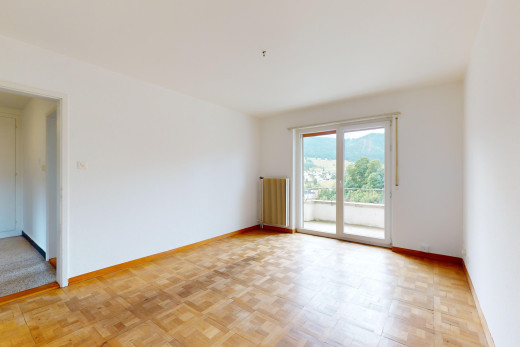 pièce vide avec parquet et lumière naturelle