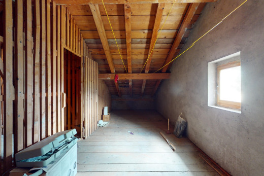 espace intérieur avec plancher de bois, plafond voûté, et lumière naturelle