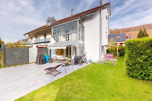 außenansicht mit balkon, property visible, rasen, terrasse, und day time