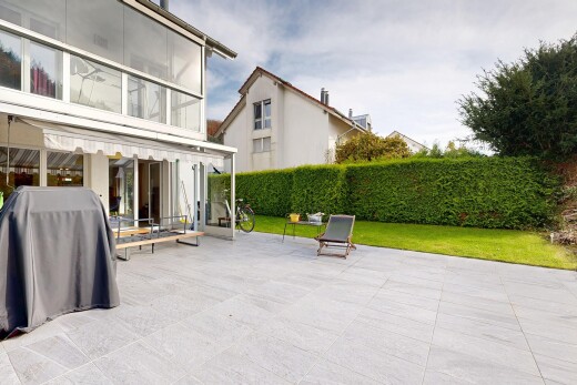 terrasse mit grill, markise, terrasse, zaun, und day time