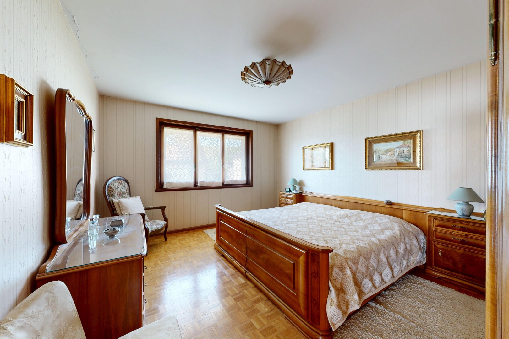 zimmer / schlafzimmer mit parquet floor, holzfußboden, wood finish floor, inside property, und natürliches licht