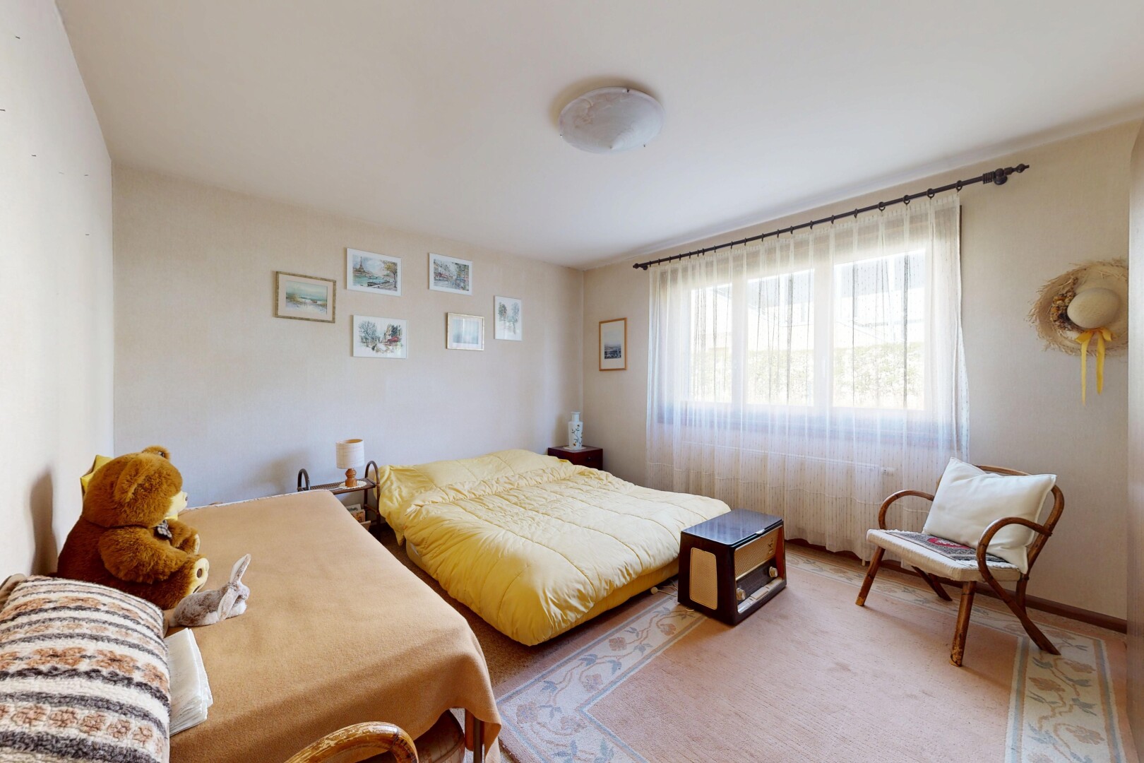 zimmer / schlafzimmer mit inside property, gipskartonwand, drywall, natürliches licht, und natural light