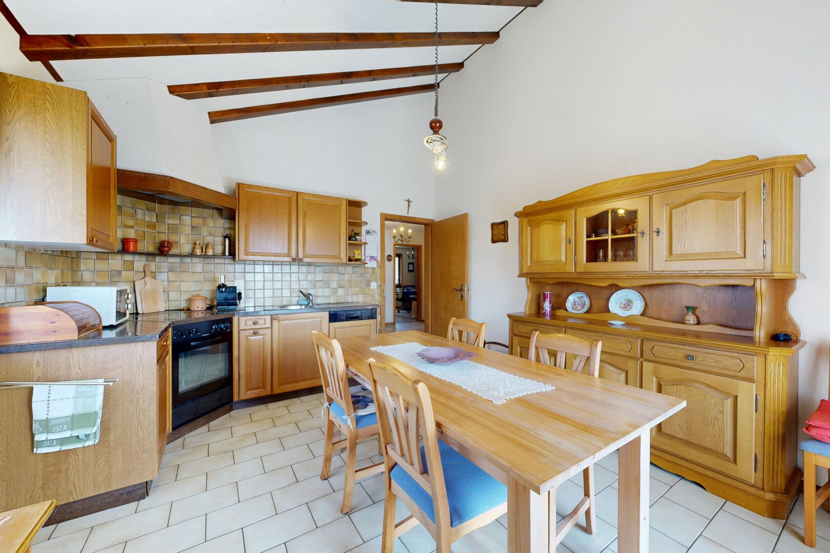 küche mit light floor, hochgezogene schränke, raised cabinets, ofen, und offene regale