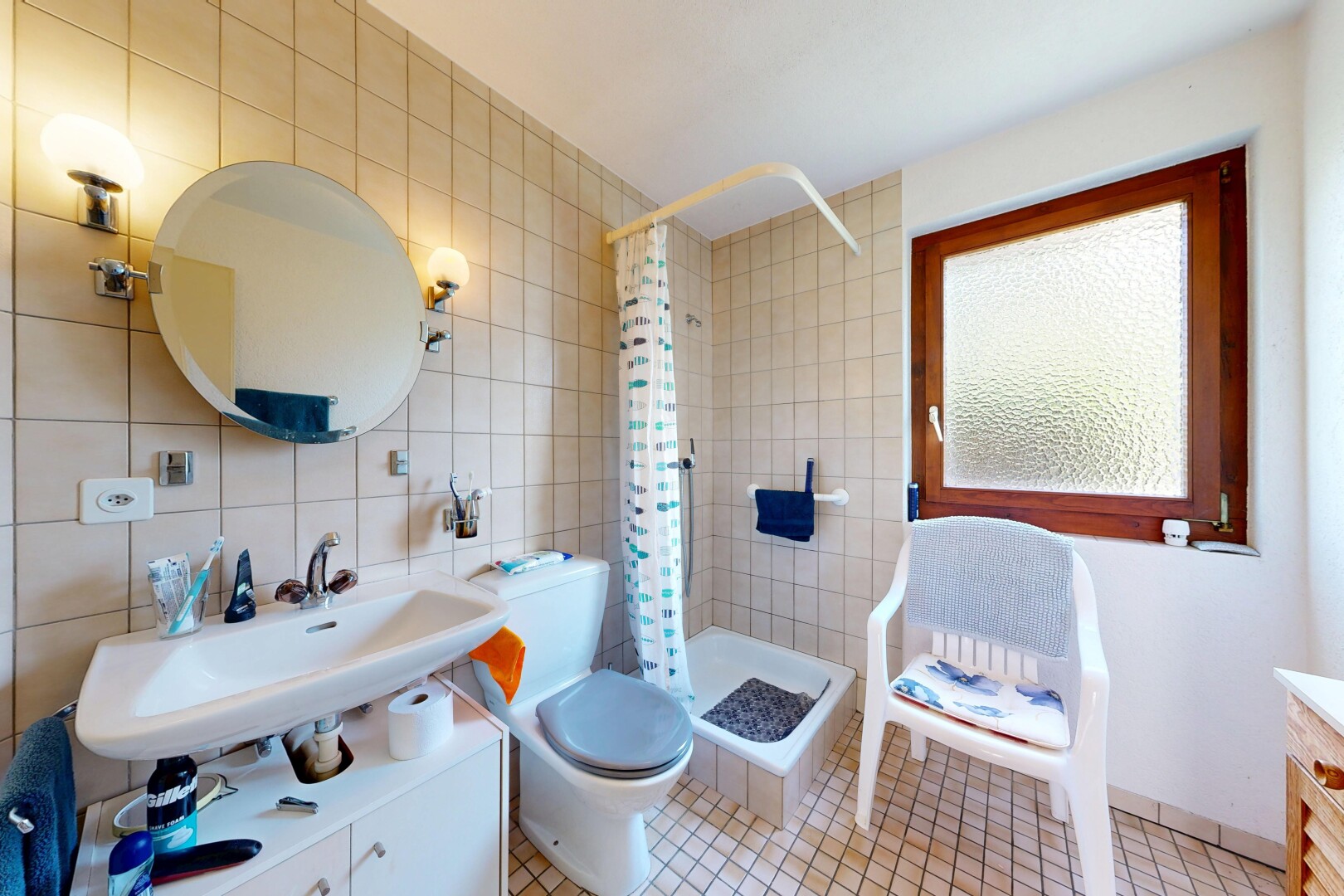 bad mit spiegel, dusche, inside property, komplettes badezimmer, und waschbecken