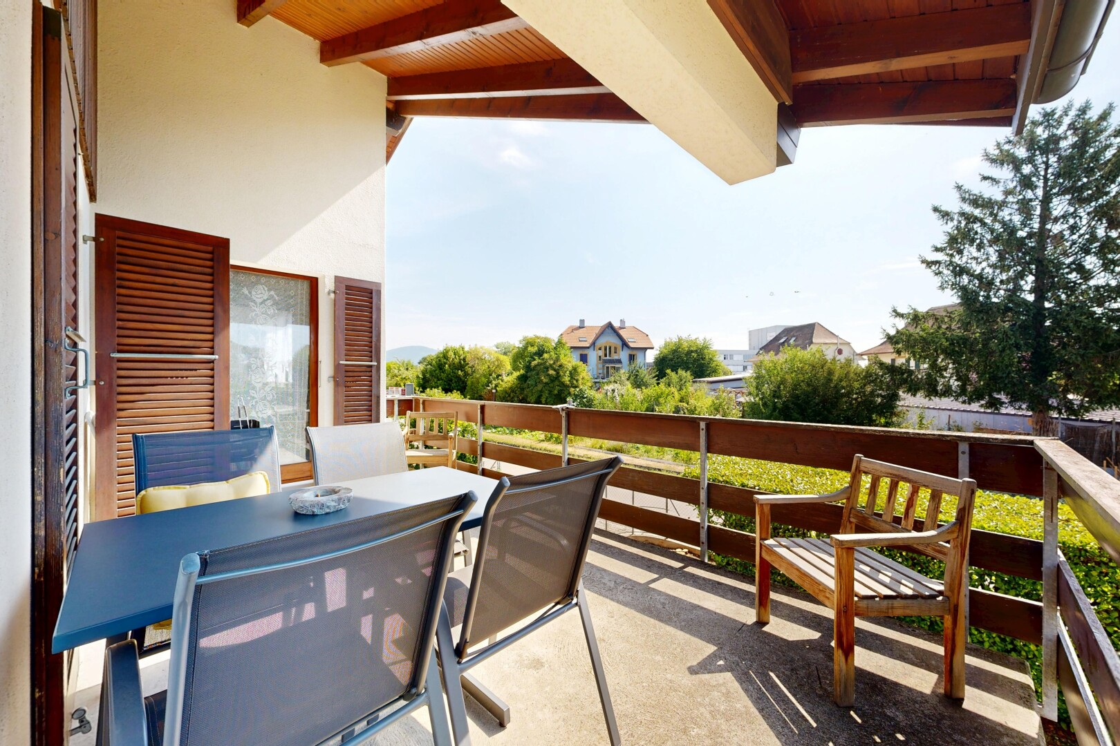 balkon mit essbereich im freien, day time, und from property