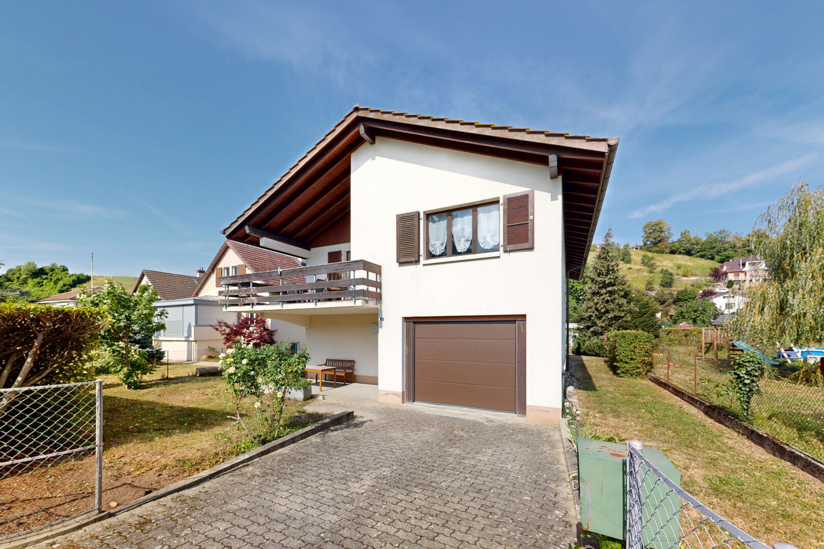 außenansicht mit zaun, stuckverkleidung, day time, eingebaute garage, und from property
