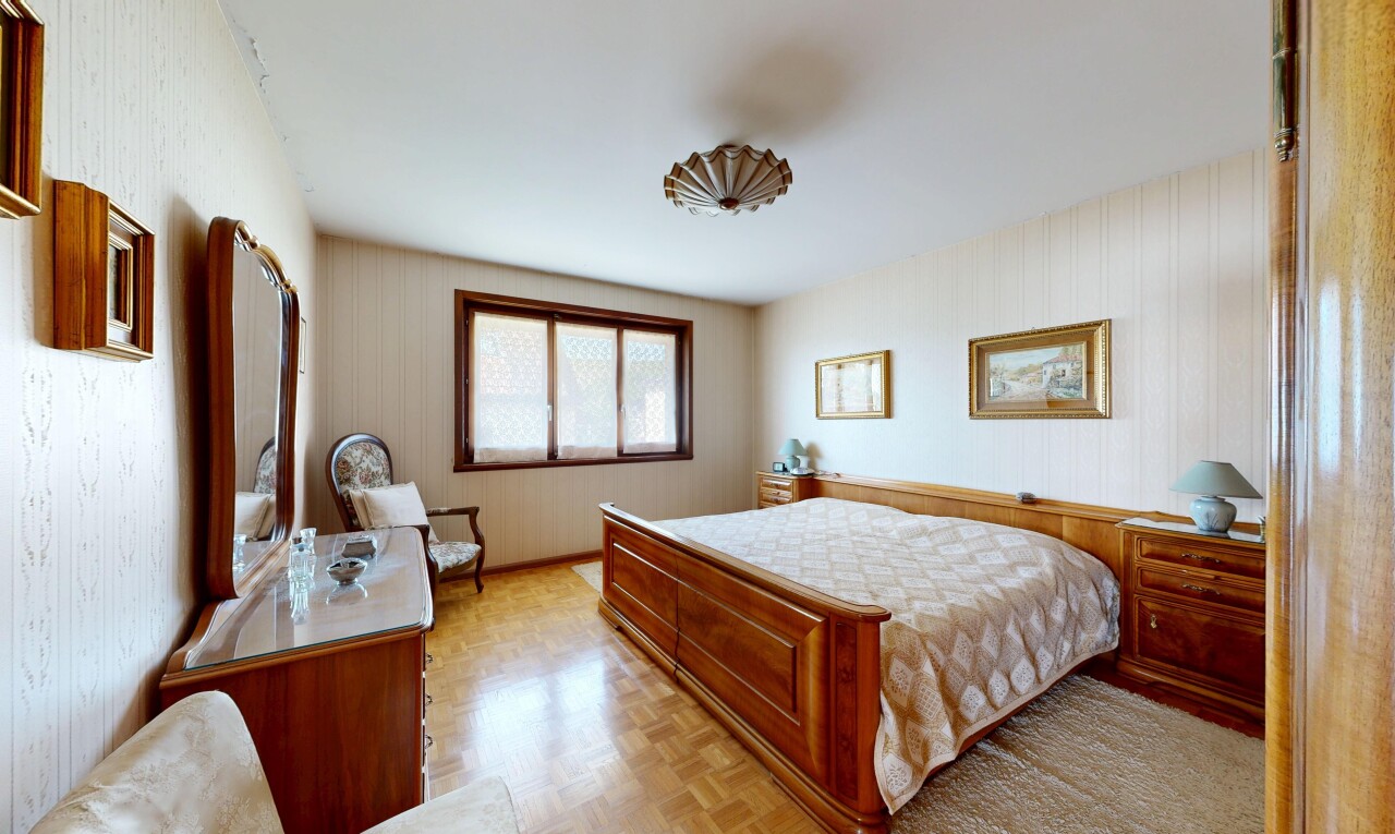 zimmer / schlafzimmer mit parquet floor, holzfußboden, wood finish floor, inside property, und natürliches licht