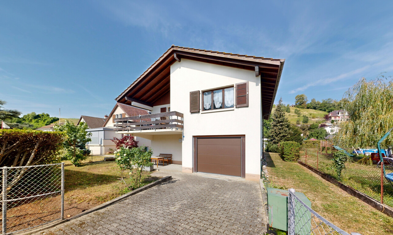 außenansicht mit zaun, stuckverkleidung, day time, eingebaute garage, und from property